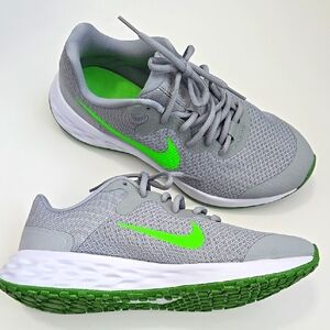 NEW Nike Revolution 6 shoes kids- light smoke grey with green strike- size 6.5 Y